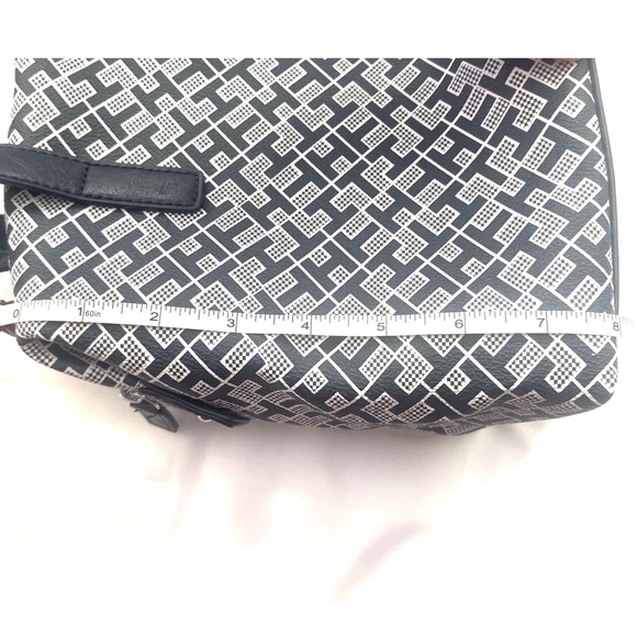 Tommy Hilfiger Satchel – Iconic Style & Practical Design - Picture 10 of 12